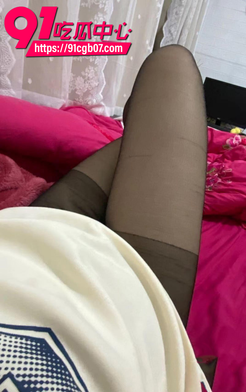 对老爸的怨恨发泄在老妈身上对着结婚照内射3
