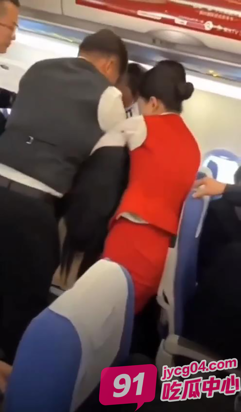女乘客飞机上打架引混乱！空姐上前劝架竟被如此对待！ 配图4