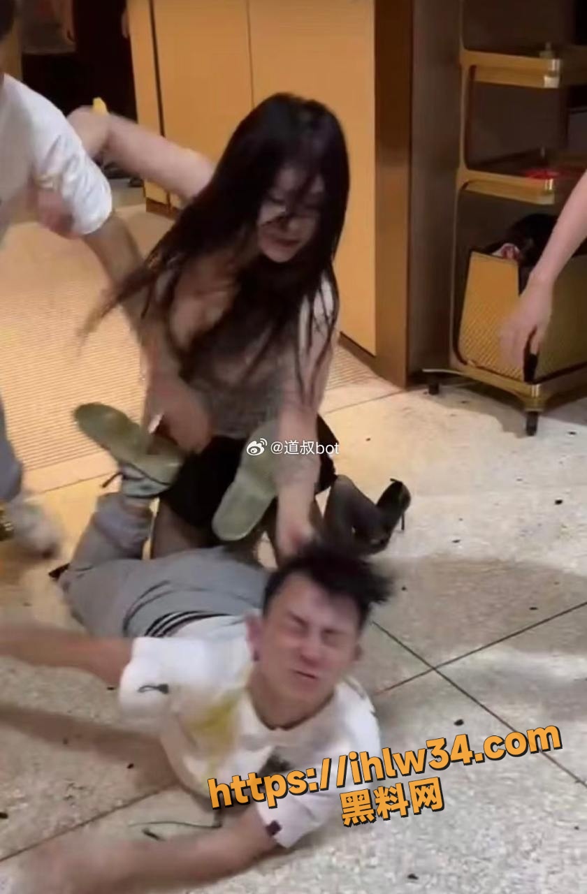 长沙海底捞战神暴打港独男女主 姜颜 早期推特黑历史被扒 3p视频被曝光 纹身实锤！