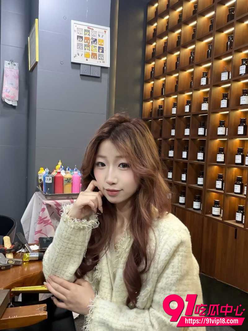 海角父女乱伦 甜美女儿主动展现美乳与私密处 父亲温柔深入探索带来极致愉悦快感!