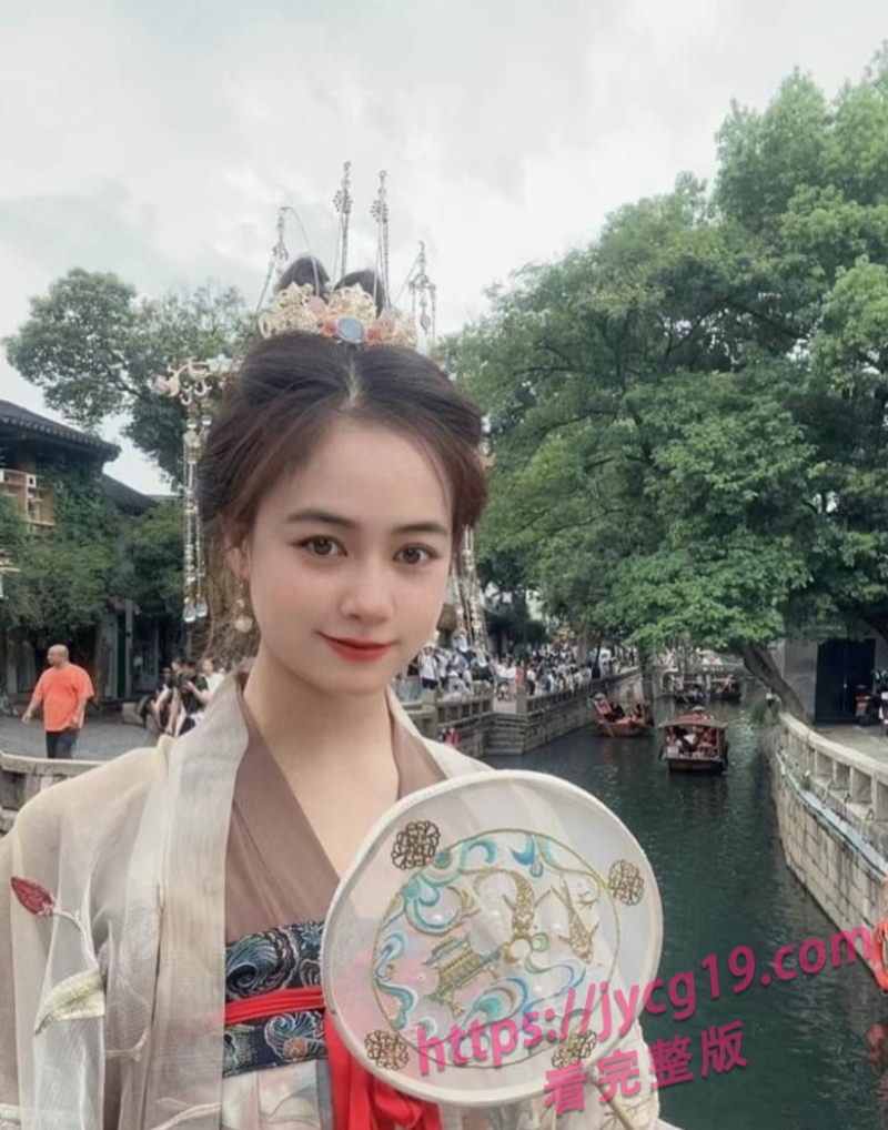大学甜妹反差私拍疯传 前男友手滑引爆热议 配图2