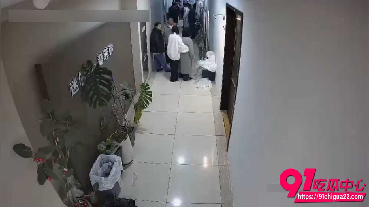 杭州四季青老板娘二姐商场走廊暴打小三4
