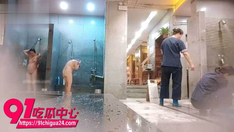 保洁大妈随身携带针孔摄像头偷拍女澡堂内部洗澡画面5 保洁大妈随身携带针孔摄像头偷拍女澡堂内部洗澡画面5