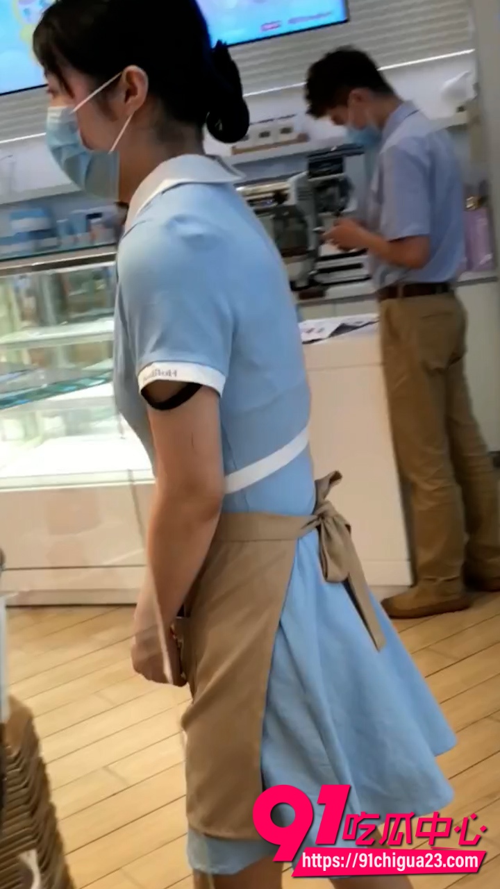 抄底大神偷拍好利来肉丝小姐姐 蓝制服下肉色丝袜被扯破 像是刚大战完！
