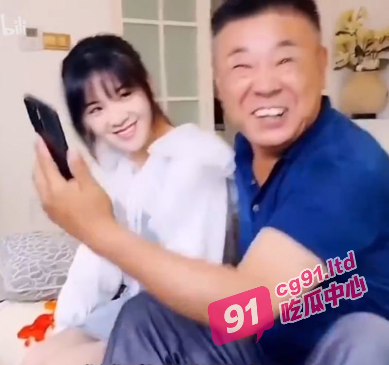 高考查分的激动瞬间 多年的付出终有回报共庆这份喜悦！