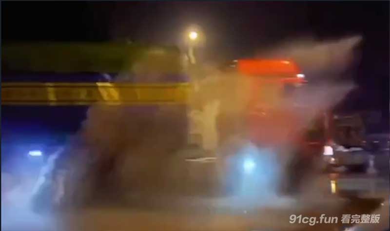 哈尔滨路面大坑太多 车辆底盘直接玩碰碰车 车主吐槽太夸张影响行车安全