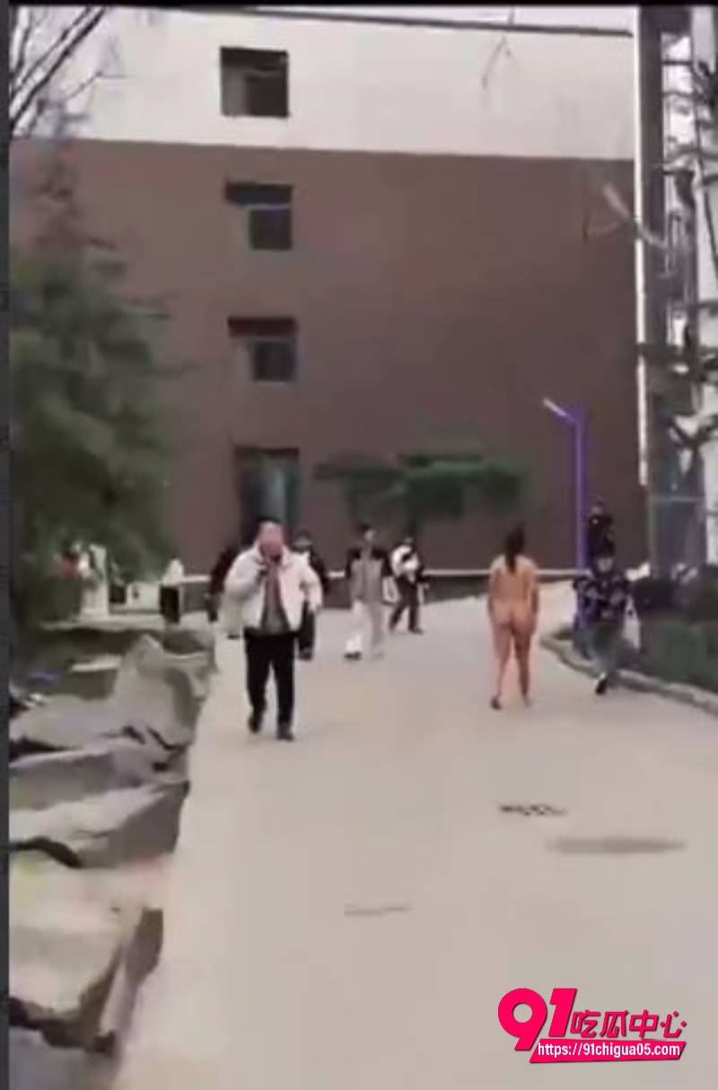 河北美院史晶晶为了挽留男友 在大街上裸奔9