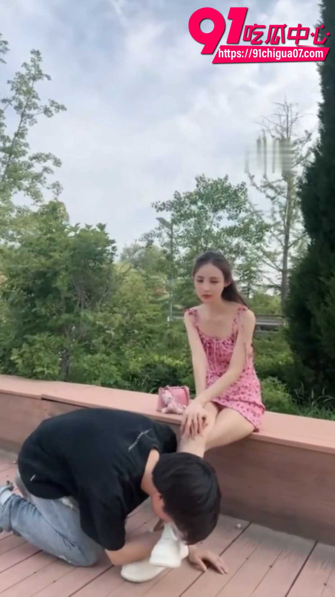 两女联手挑逗小M5 两女联手挑逗小M5