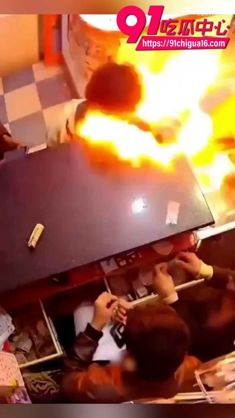 印度男子手机店修手机意外咬爆电池3