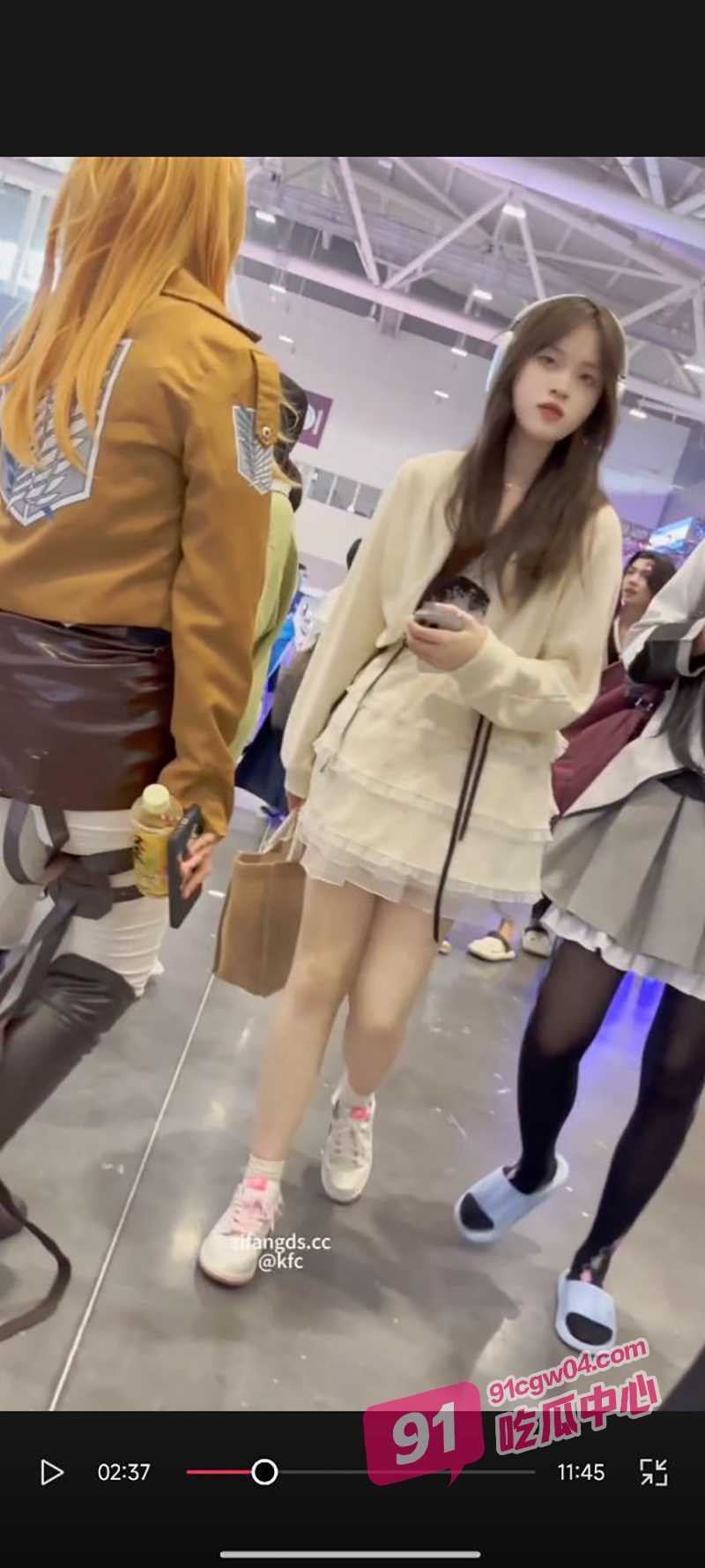 大神漫展顶级抄底学生妹 骚货不穿内裤超级炸裂 给大家欣赏一下裙下风采！