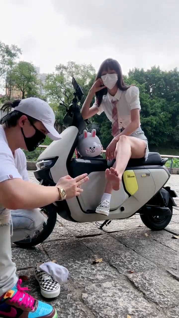 ATM奴重现人间～给别人送钱也能高潮 这不纯纯大傻X吗 离了大谱！