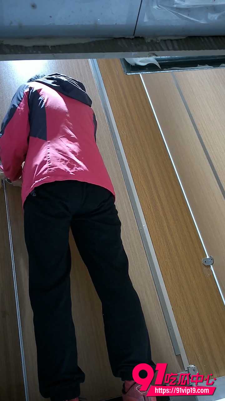 7月流出高校女厕后拍1