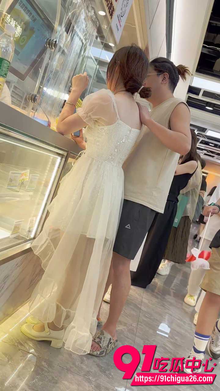 高颜值美女短裙白丝内裤走光5