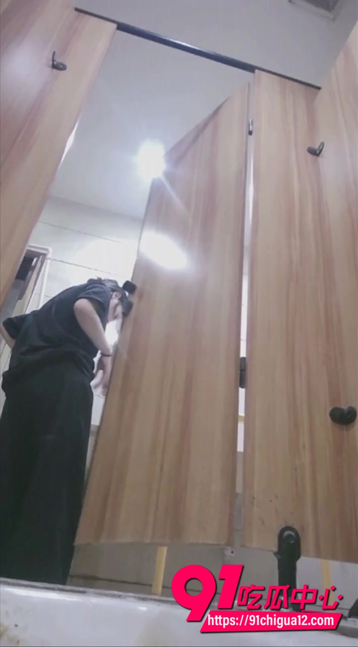 大神商场女厕偷拍全景 彪马鞋美女与闺蜜换内裤 放尿高清合集