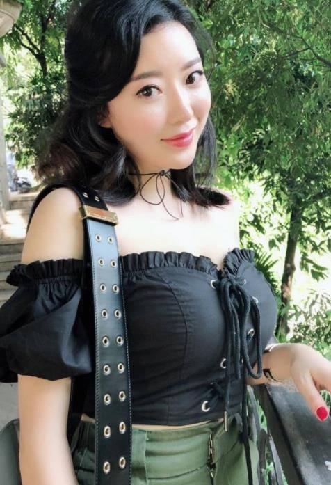因刘强东爆红的蒋娉婷 魔鬼身材炸裂 清纯东方脸西方丰满身材 想低调都难