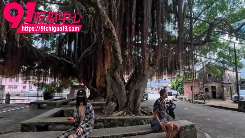 推特女博主cikaimoon在公园里全裸引诱老头子8