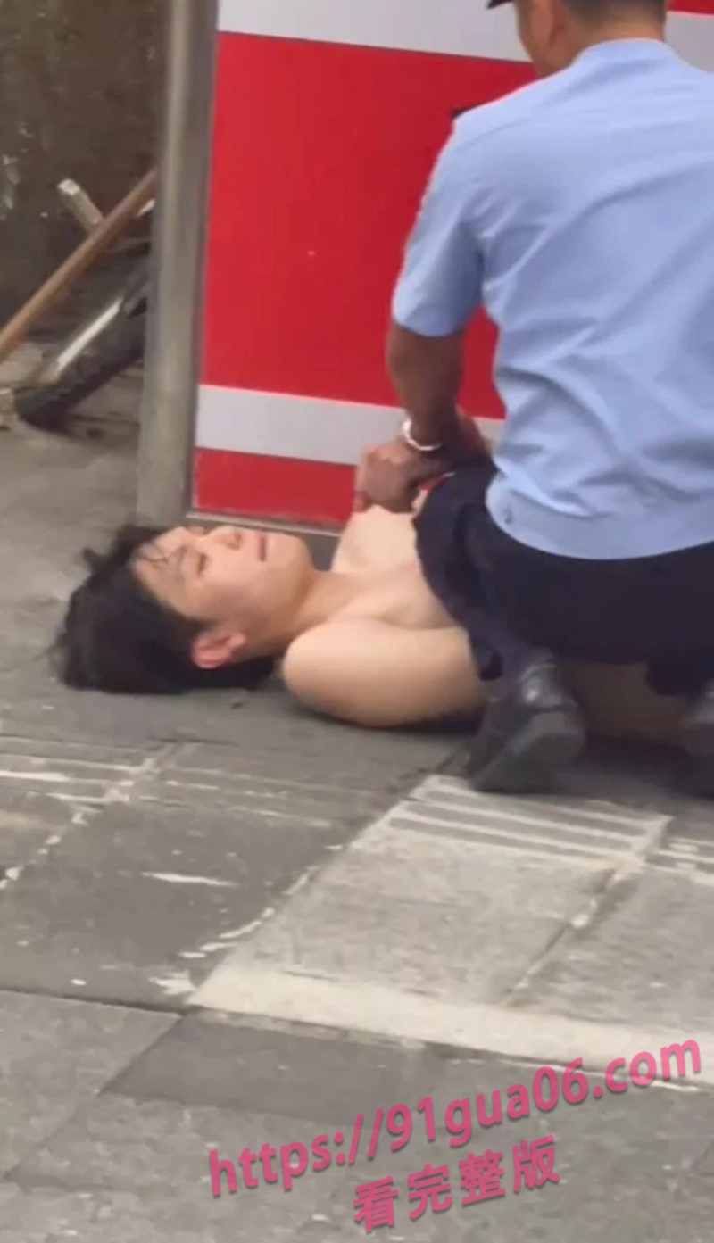 长沙裸男当街拉拽陌生美女 光腚露鸟见人就上 吓坏路人 配图5