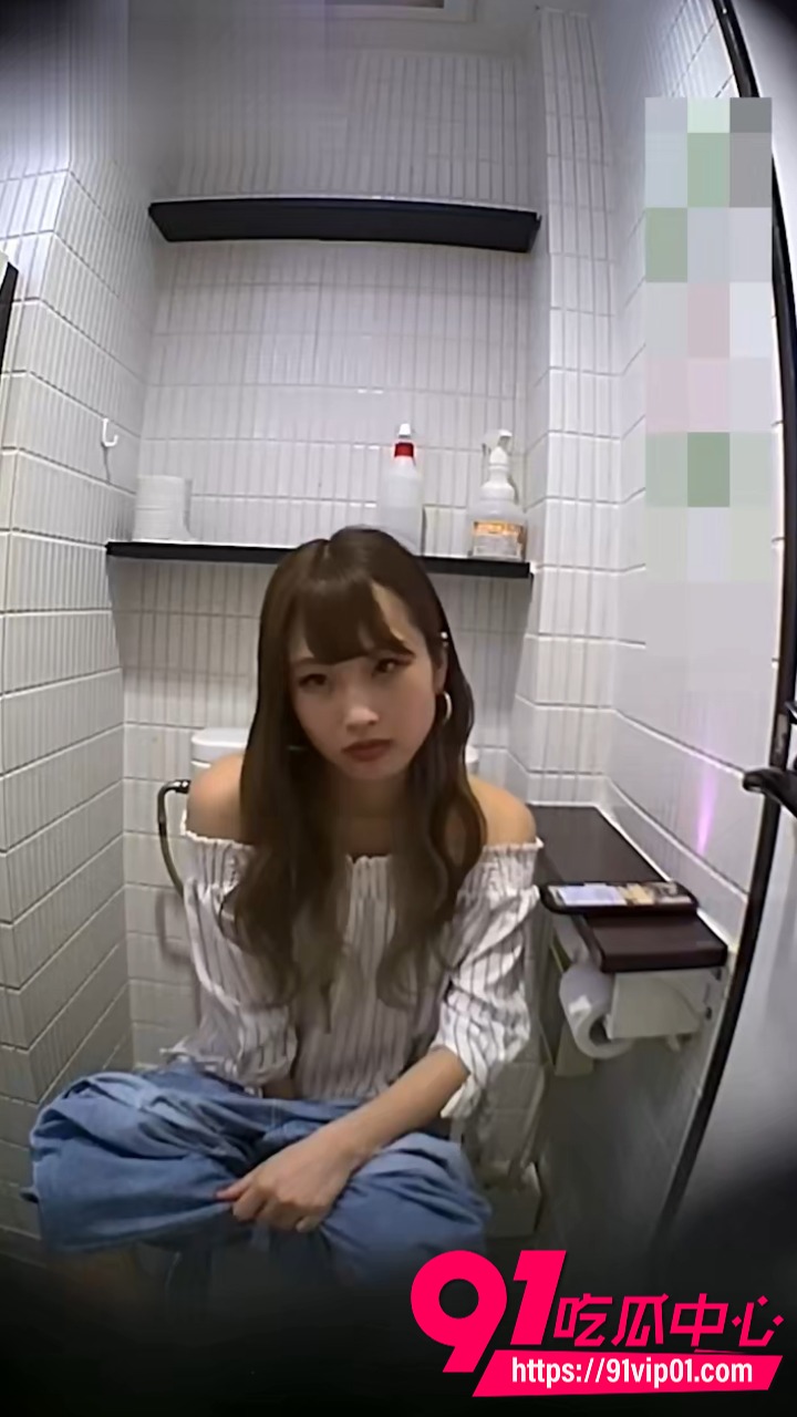 偷拍女厕多位极品美女2 偷拍女厕多位极品美女2