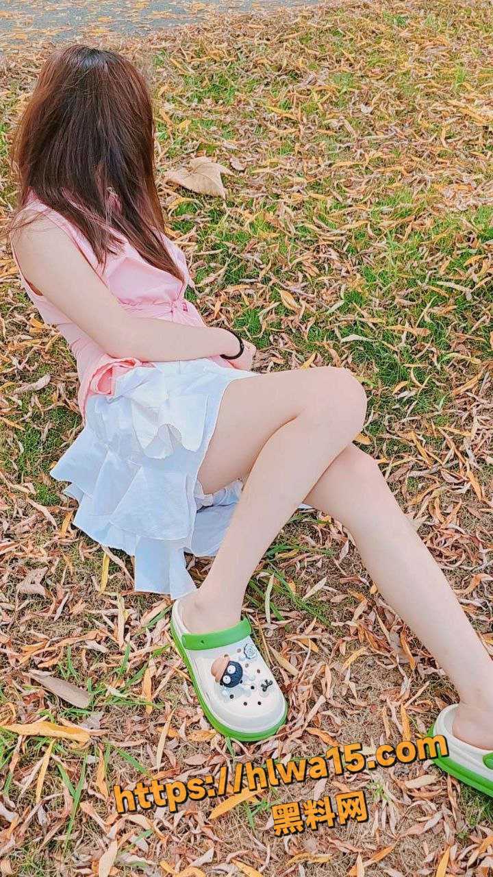 公园里与妹妹激情野战 无套内射粉嫩骚穴 中途还差点被人发现 真是惊心动魄！