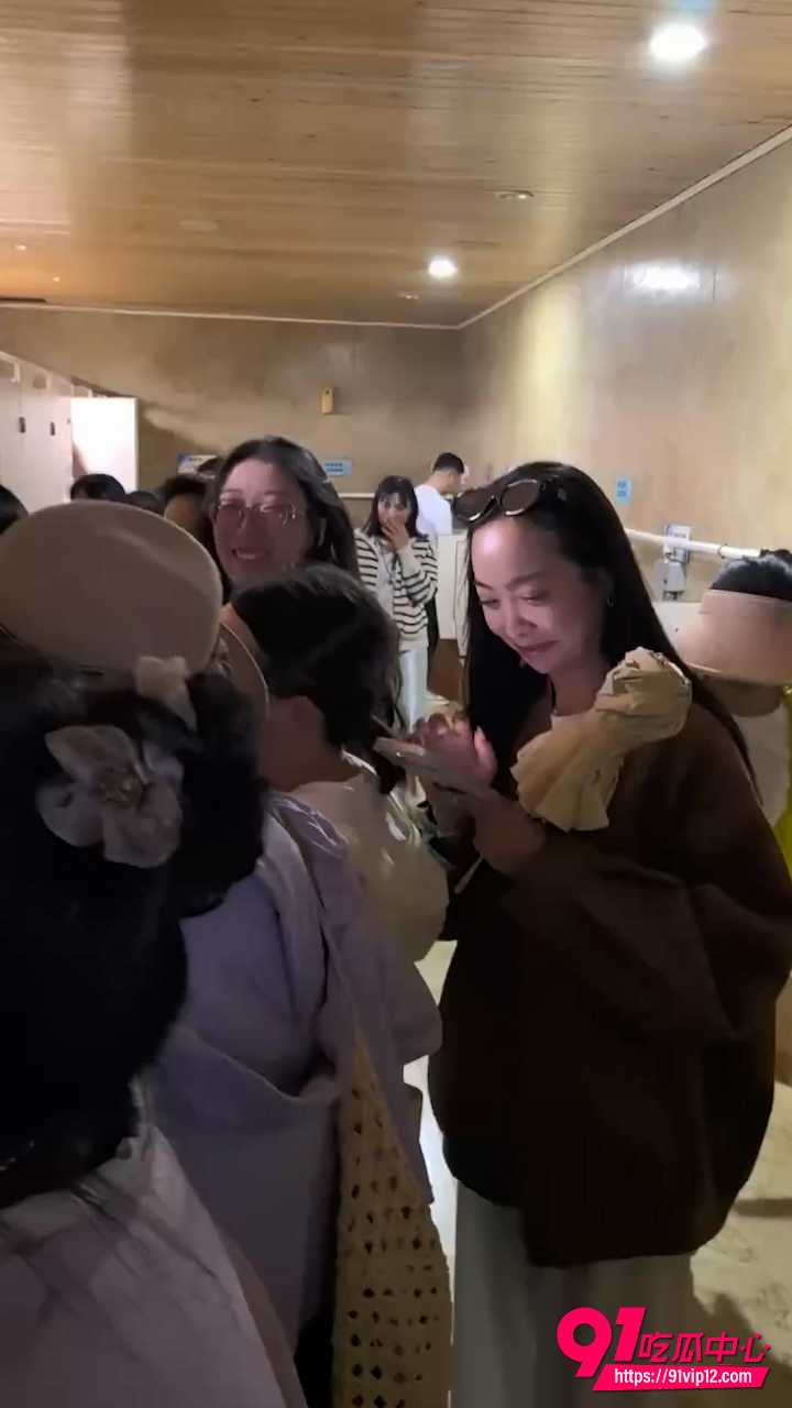 景区女厕排长龙公然入侵男厕完整回顾！集美理直气壮甩锅管理 围观男生小便池拍视频现场曝光始末