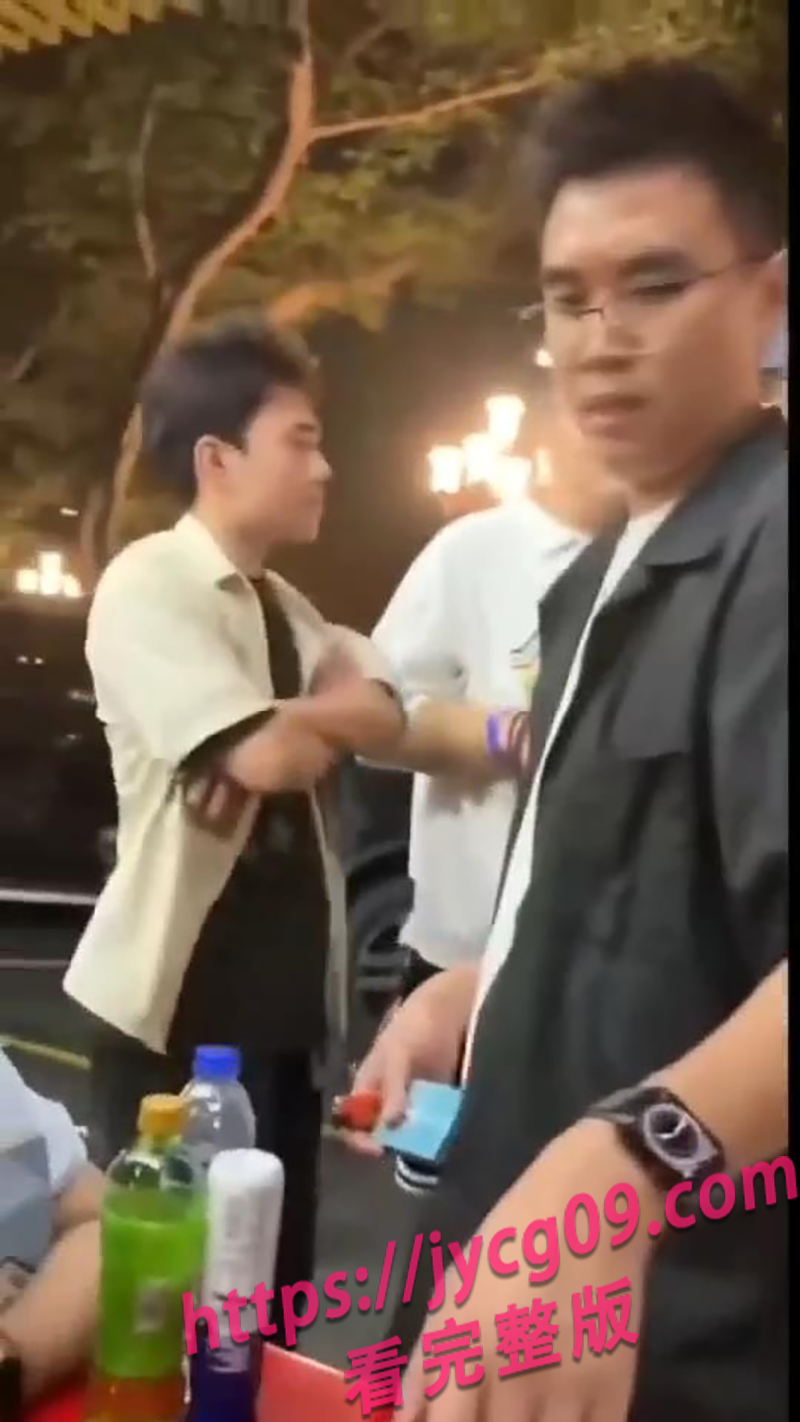 是爱还是冒犯？广东街头男男热吻事件引多方讨论 配图3