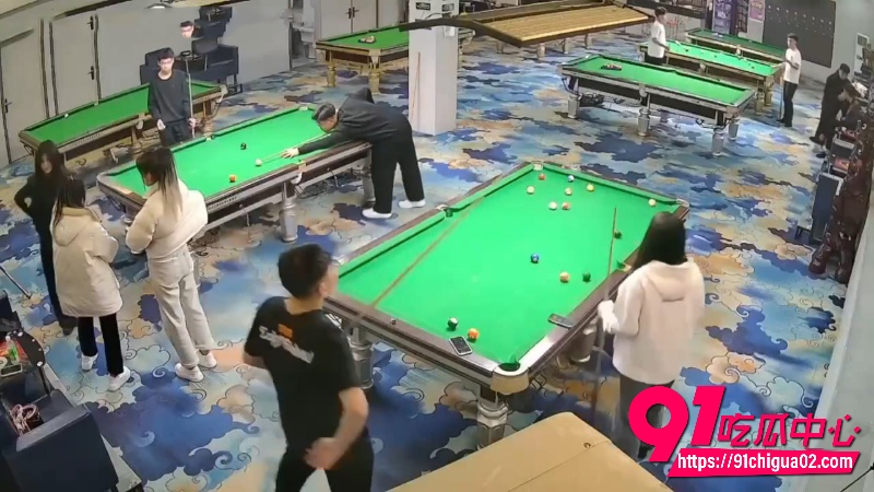 最近的台球厅砍人事件又爆火了 2个白衣女的拿刀砍人1