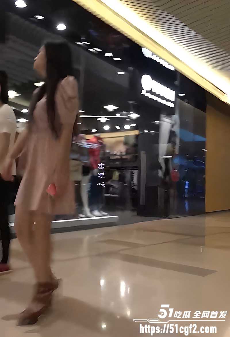 抄底偷拍无内小姐姐合集 3 拷贝