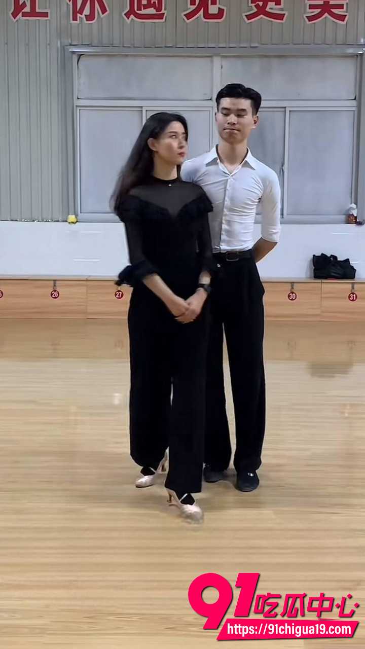 新婚少妇孙淼第三弹 迷晕老公后跟债主当面开干 黑丝长裙舞娘身材火辣 聊天记录全程刺激到爆