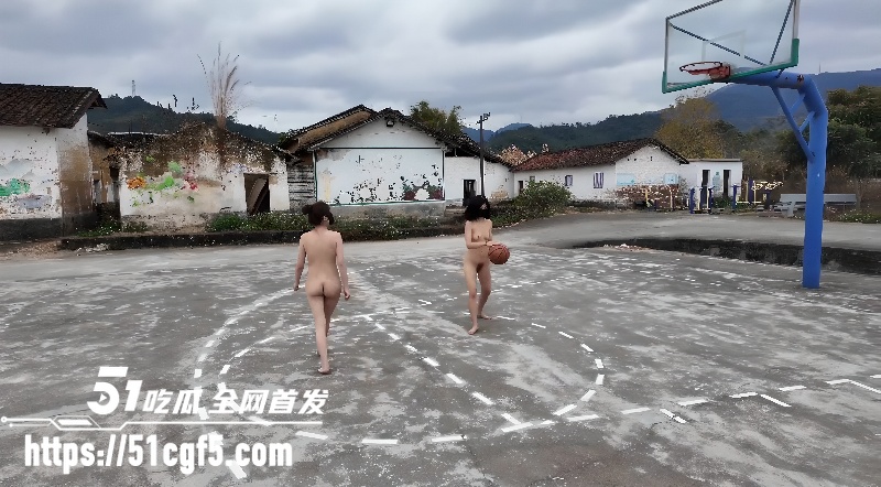 户外露出博主 cikaimoon 与闺蜜全裸篮球场激战2
