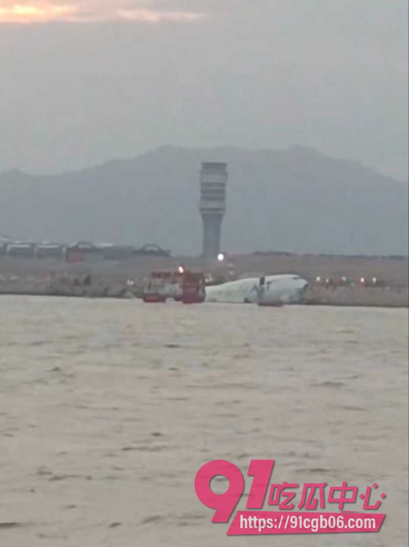 香港机场一货机与地勤车相撞后坠海6