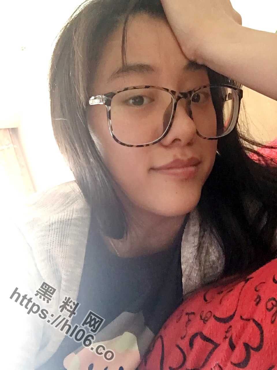 极品轻熟反差眼镜妹「陆丽」与男友私密性爱视频流出，边被操边打电话给同事，克制叫床十分刺激