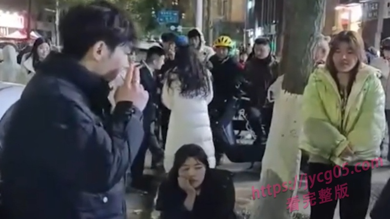 婚姻翻车现场！已婚女偷情被撞破 情人逃走她独面对老公怒火！ 配图4