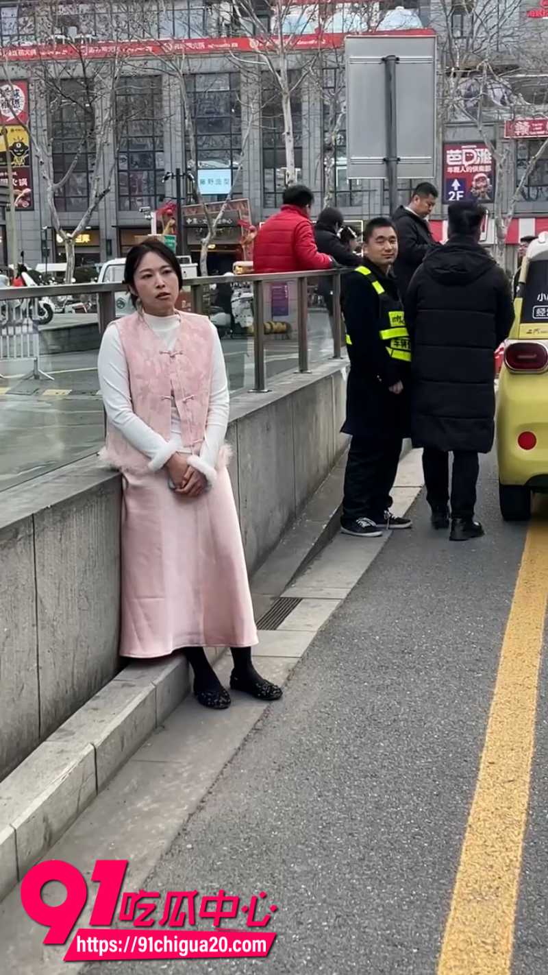 江苏扬州男司机和女司机发生剐蹭后扇了女的一巴掌5 江苏扬州男司机和女司机发生剐蹭后扇了女的一巴掌5