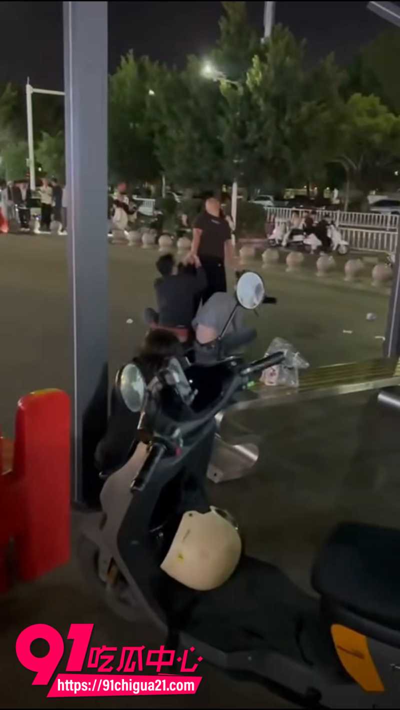 潮汕男同出轨被老婆当街抓奸 原配气疯直接把老公按在地上狂扇耳光撒泼打滚
