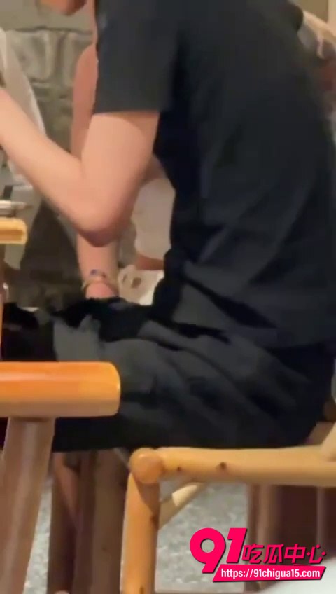 眼镜妹餐厅摸男生鸡巴视频9