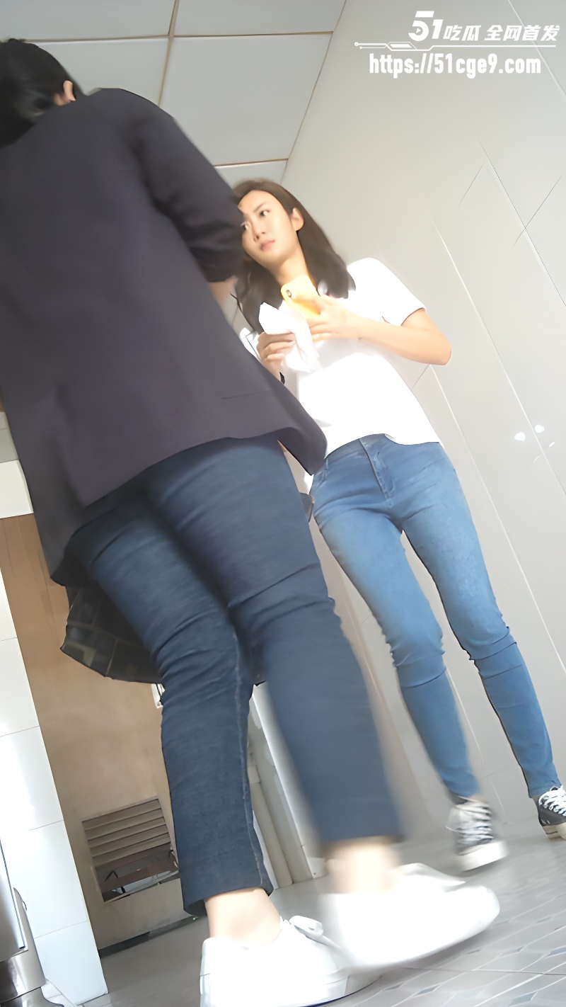 办公楼女厕偷拍 3