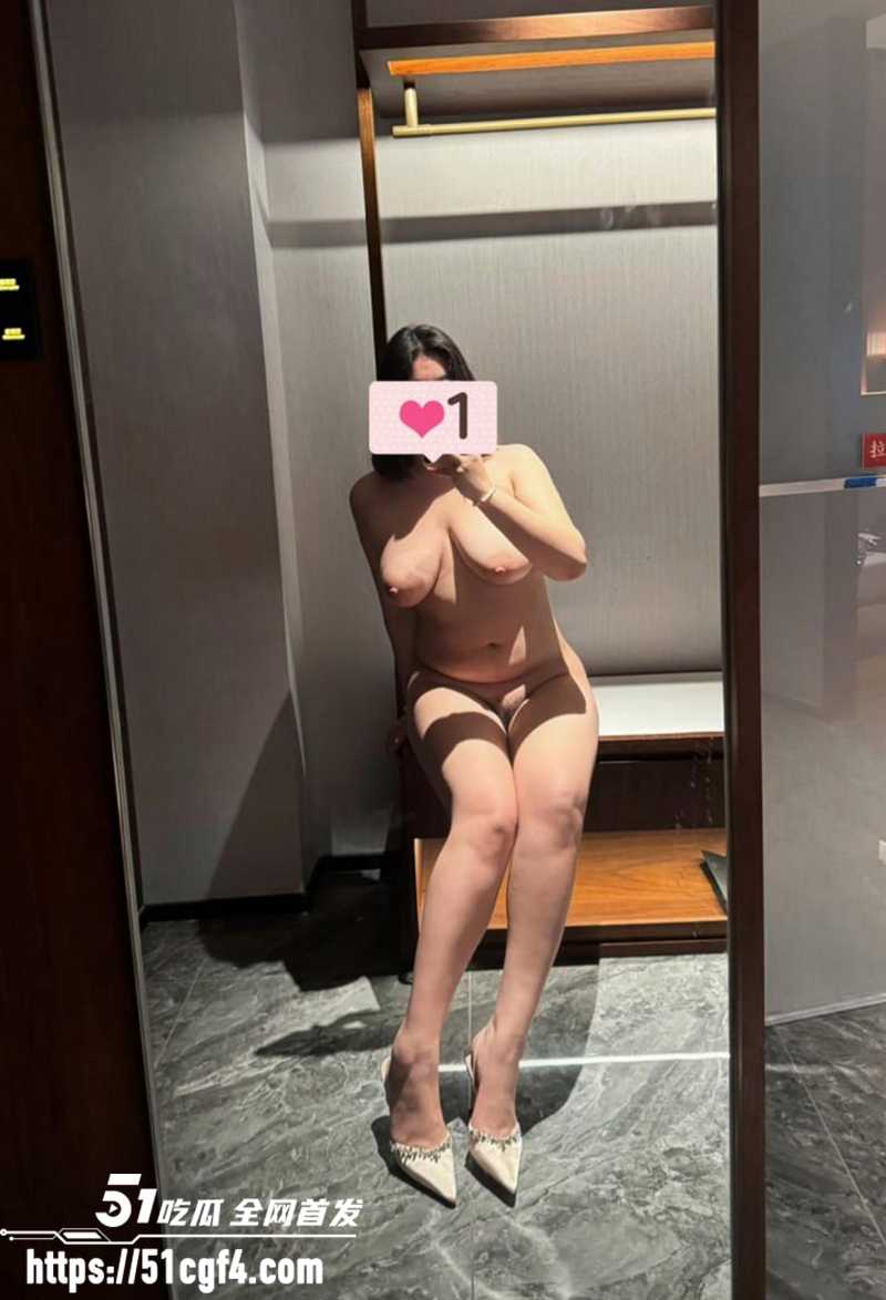 青岛巨乳妹亦寻私拍福利流出 4 拷贝