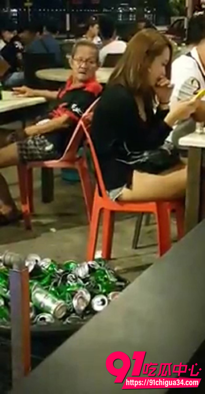 夜市老头打飞机视频 老色批旁若无人意淫美女 户外露出撸鸡巴被偷拍 夜市老头打飞机视频 老色批旁若无人意淫美女 户外露出撸鸡巴被偷拍