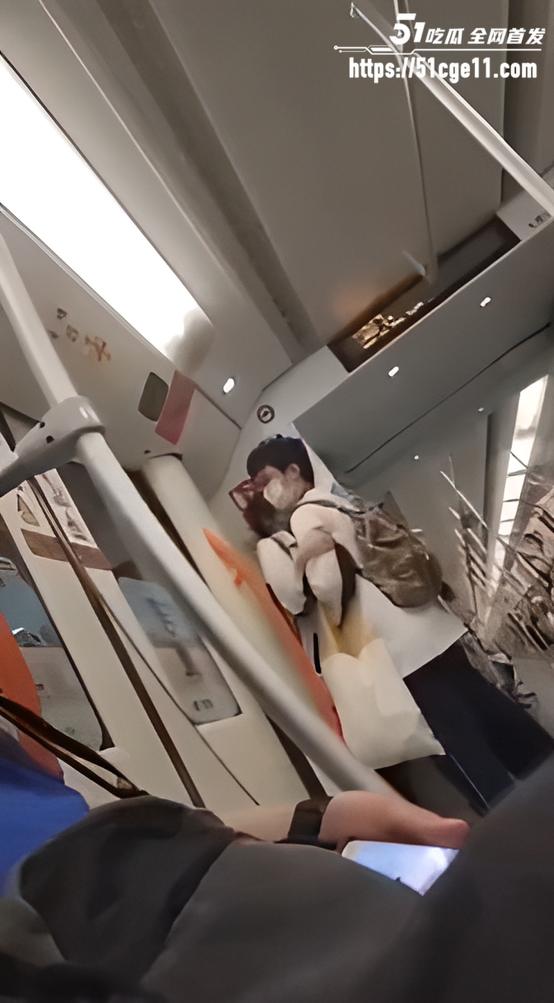 00后小情侣地铁上整活 3