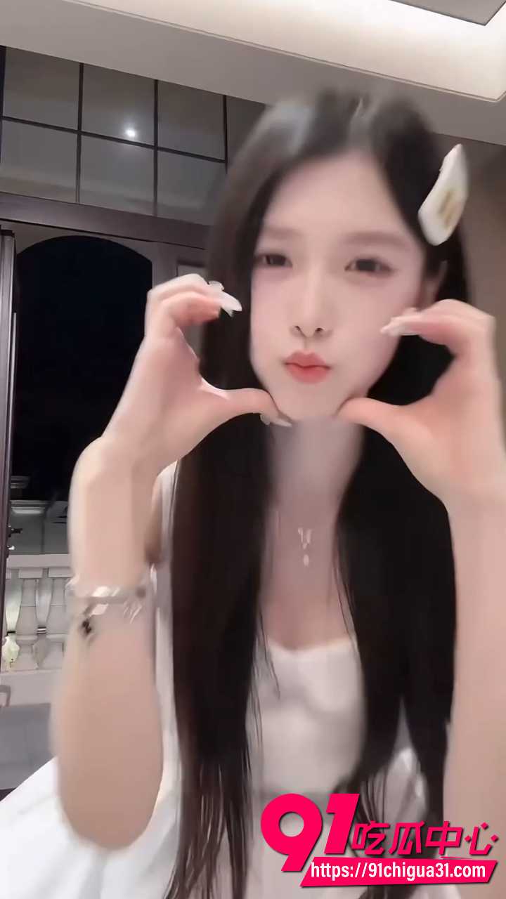 网红萧萧不吃辣直播时故意走光7 网红萧萧不吃辣直播时故意走光7