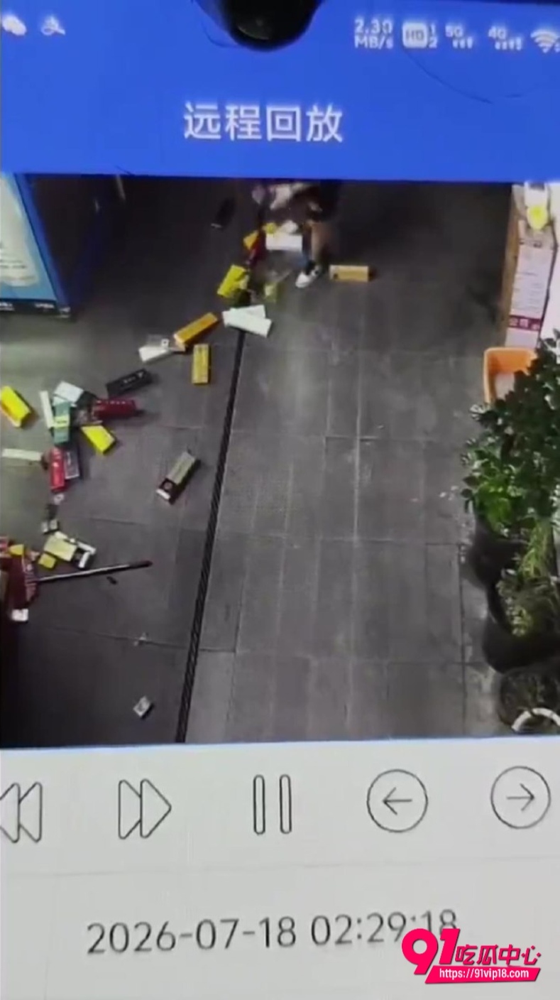 宜昌精神小伙打砸无人店偷烟事件5