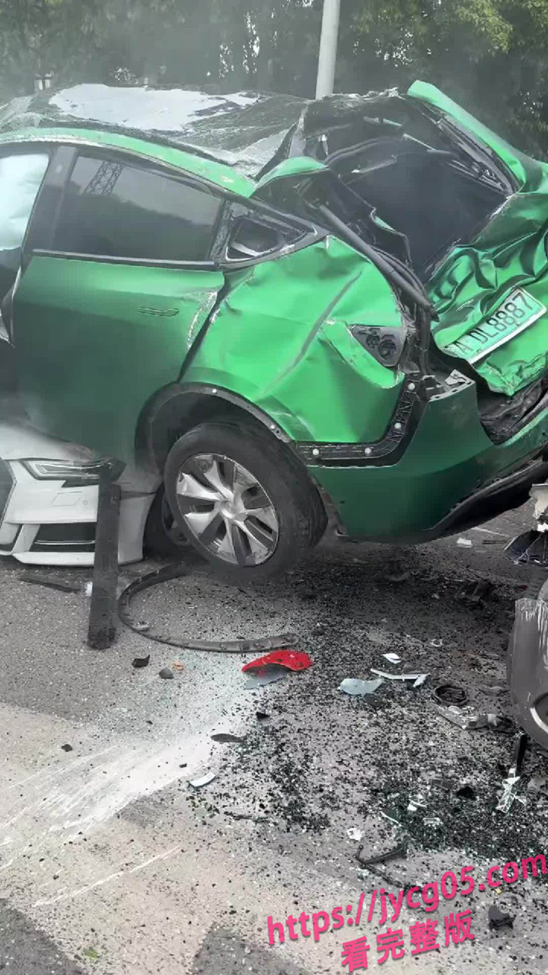重庆惊现飞车事故！特斯拉腾空压毁五车！司机竟没受伤？