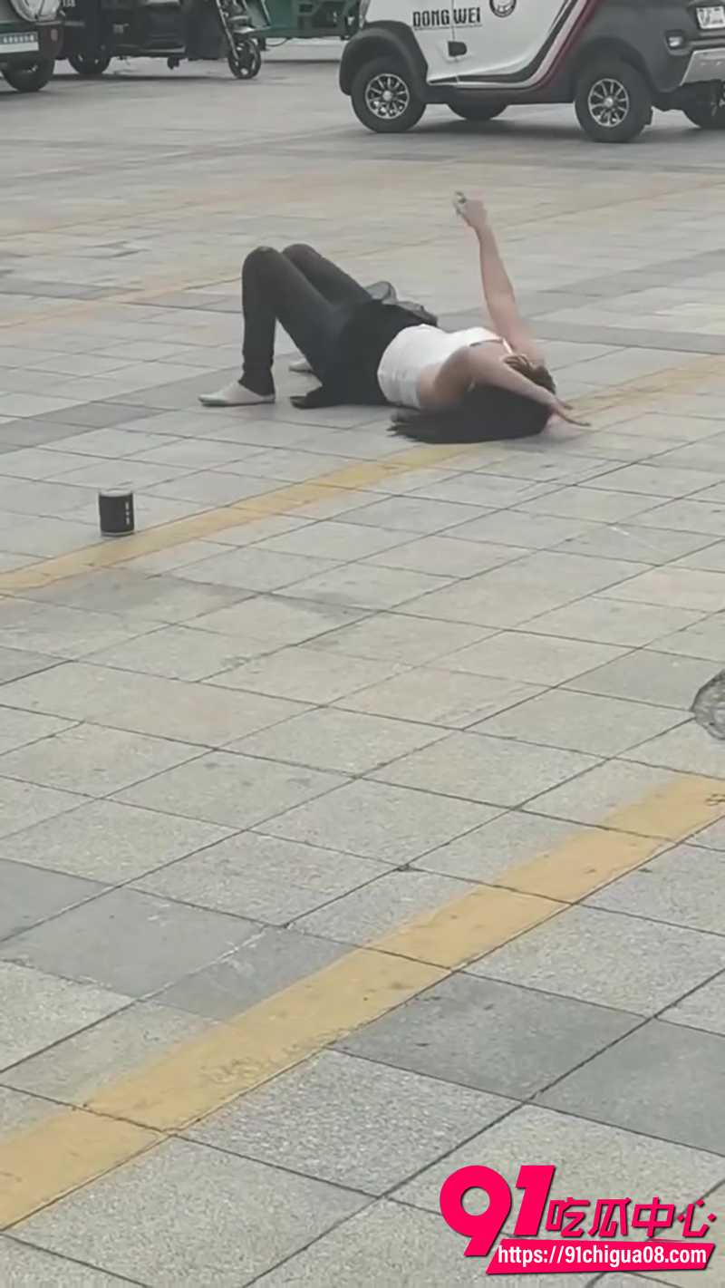 泰兴街头美女 遭遇骗财骗色后精神崩溃 大庭广众之下竟脱衣热舞！