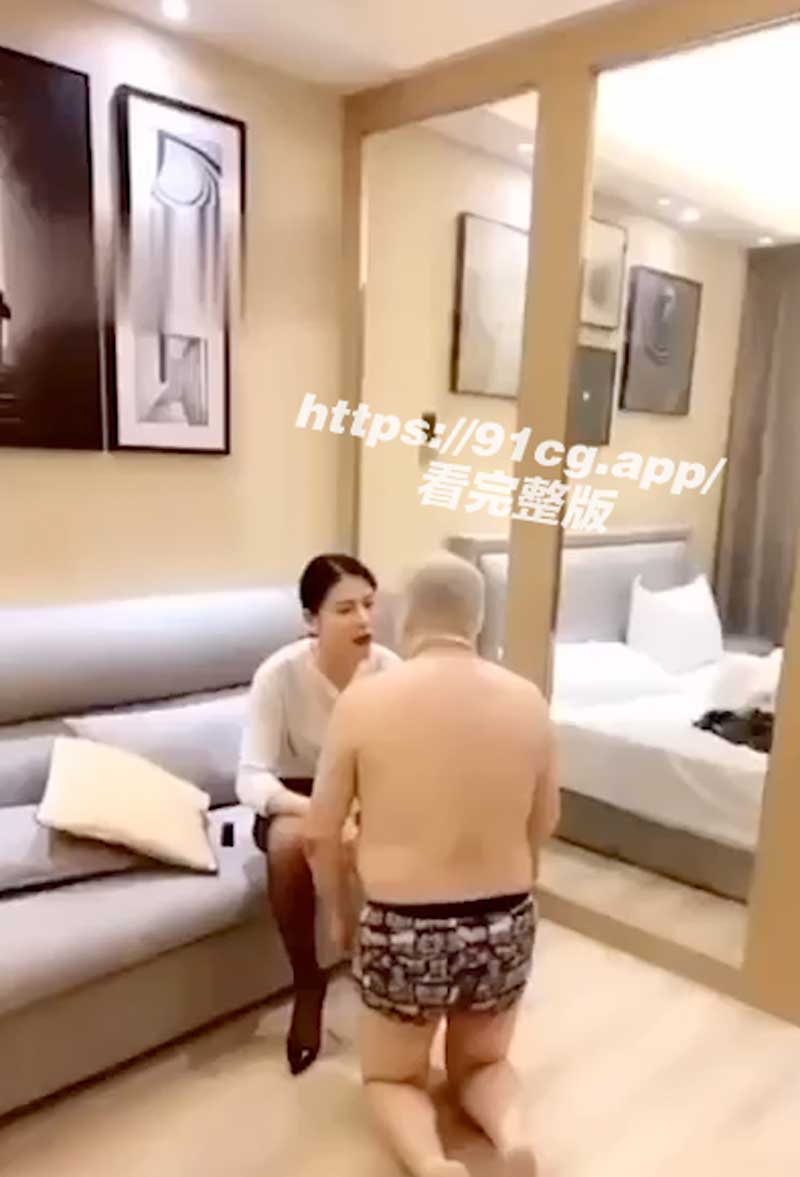 SM女王丝袜调教大男奴翻车现场怂了争吵大打出手逗趣视频流出