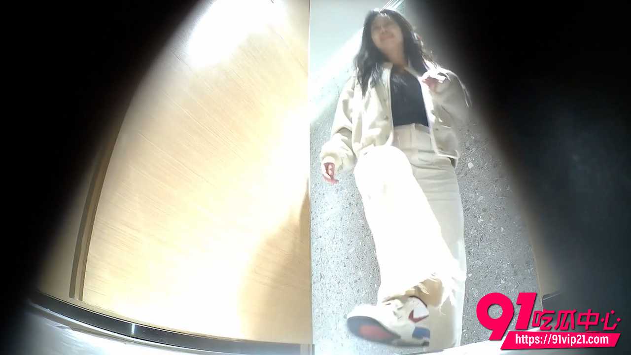 酒吧女厕全景偷拍多位极品美女 各种肥嫩小黑鲍蹲下尿尿时穴口一张一合 尿液喷溅的画面被完美捕捉