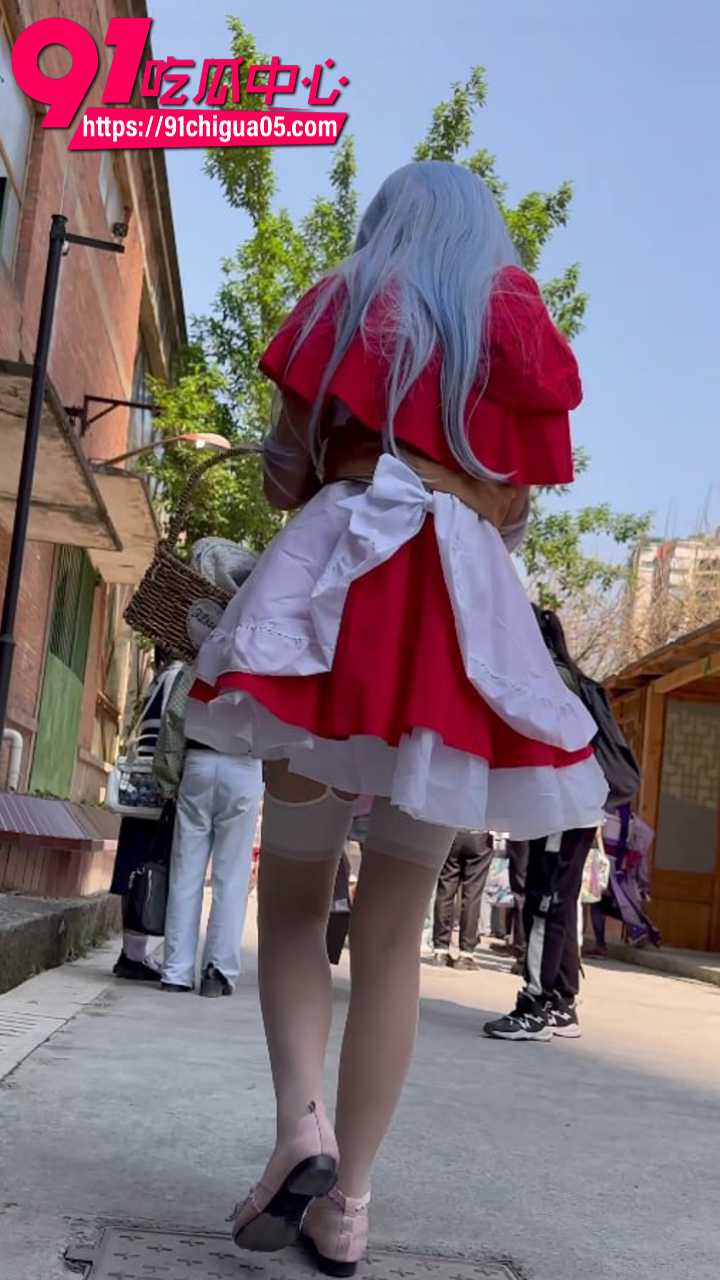 抄底大神 蹲守COS展出来的蓝头COSER学妹逛街2