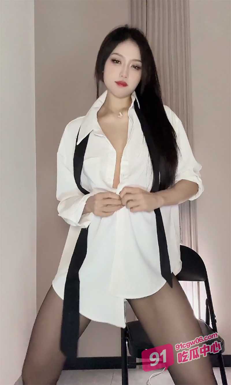 BIGO小耳朵会员付费骚舞福利 各种制服紧身诱惑 黑丝丁字裤尽情裸舞尽显风骚！ 配图3