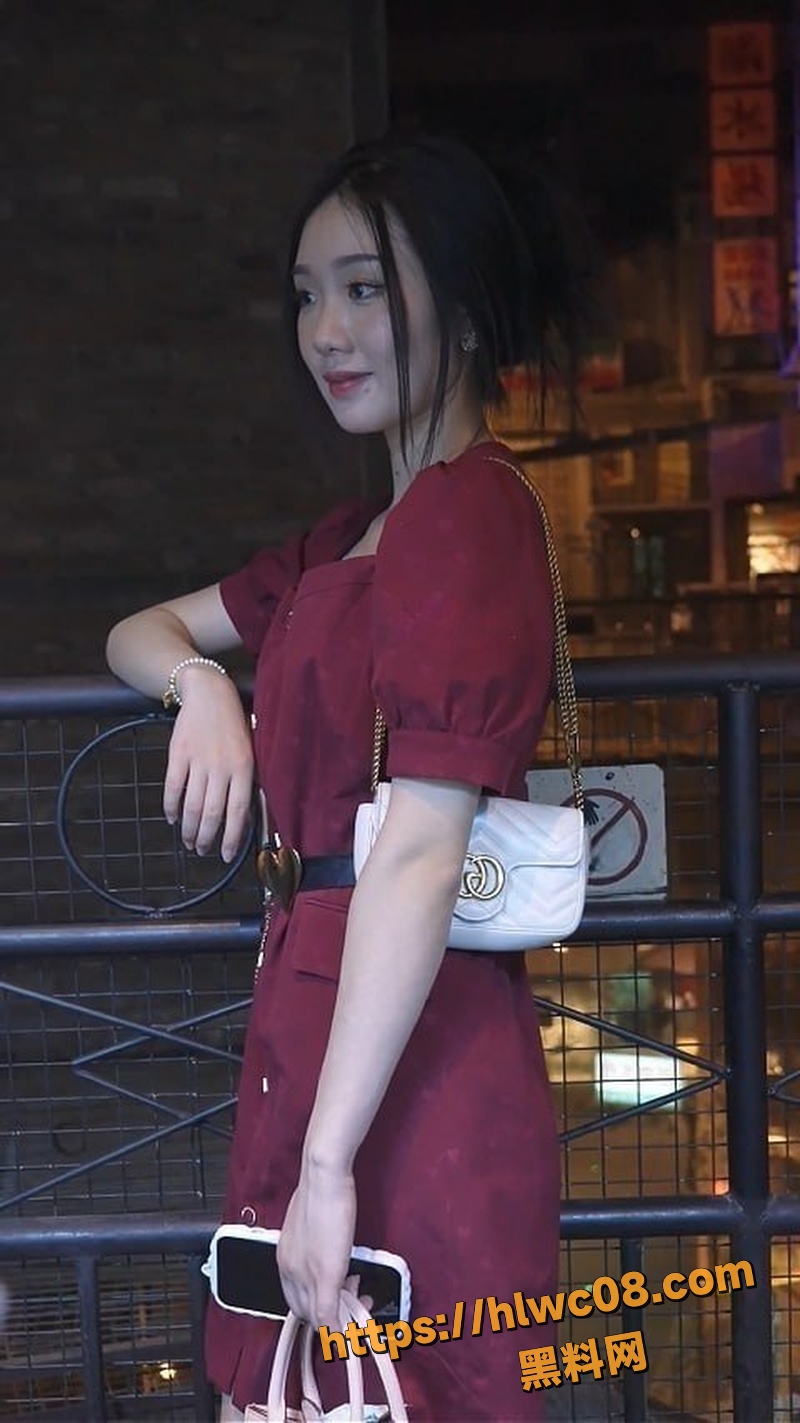 街拍抄底高颜值清纯美女 裙底白色内裤紧勒肥臀 美腿私密走光一览无余