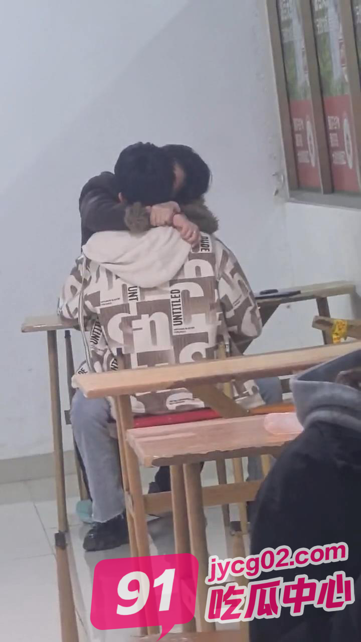 做自己的爱让别人拍去吧 小情侣餐馆欲火高涨无视路人激情互啃~ 配图3