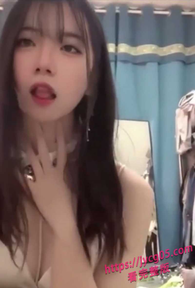 学生情侣激情翻车！宿舍自拍互动流出 反差女友玩得太野了！ 配图2